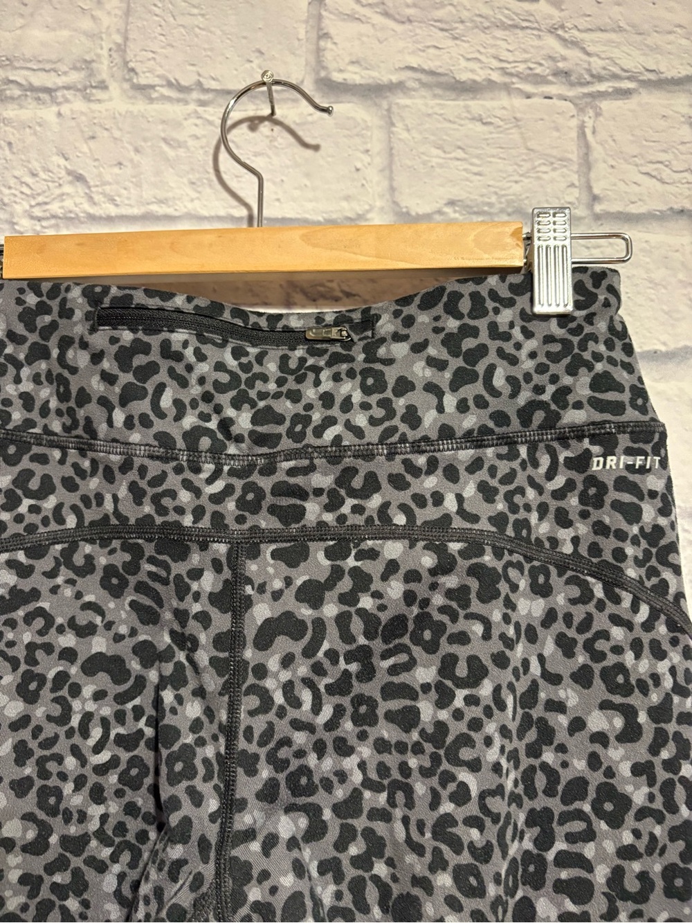Nike Black & Charcoal Leopard-Print High-Rise Leggings Medium - Picture 7 of 9